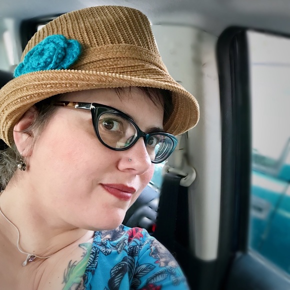 Meet your Posher, Dawn - Picture 2 of 9